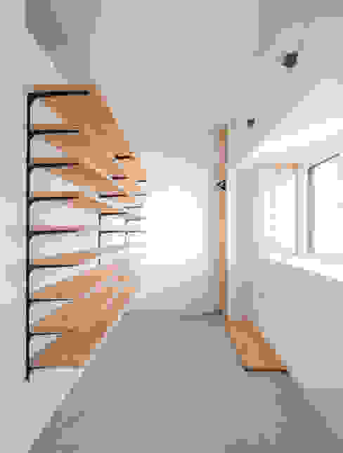 木とモノトーンの調和した家, 株式会社エキップ 株式会社エキップ Eclectic style corridor, hallway & stairs Plywood Wood effect