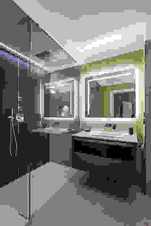 bagno conporaneo ADIdesign* studio Bagno minimalista bagno,illuminazione bagno,illuminazione a LED,doccia,doccia filo pavimento,interior,interior design,specchio,specchio bagno,specchio make up,vetro,cabina doccia