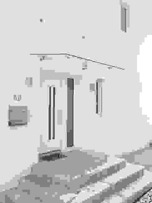 Haustüre mit Glasvordach, Schmidinger Wintergärten, Fenster & Verglasungen Schmidinger Wintergärten, Fenster & Verglasungen Puertas modernas Aluminio/Cinc Blanco
