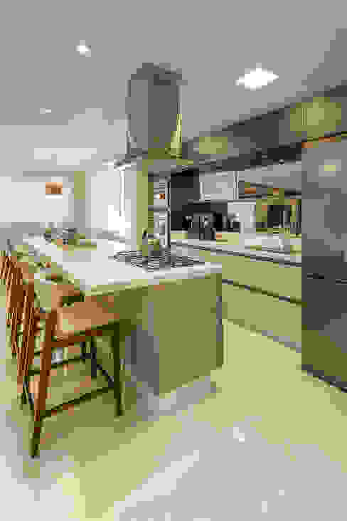 Apartamento Casal - Florianópolis, Juliana Agner Arquitetura e Interiores Juliana Agner Arquitetura e Interiores Cozinhas modernas piso da cozinha,Cozinha em ilha,cozinha integrada,armário de cozinha,julianaagner,interiores