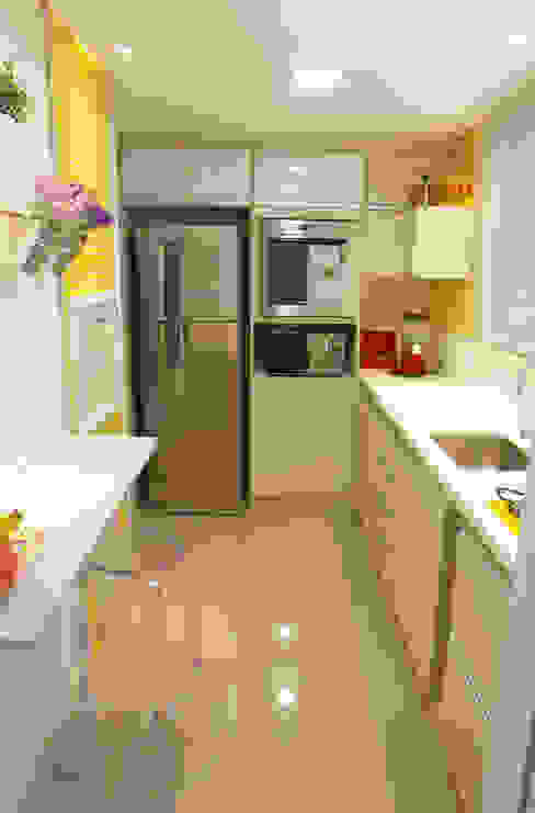 Cozinha Apartamento 80+1 Daniela Manosso Bampi - Arquitetura Inteligente Cozinhas embutidas Amarelo cozinha tradicional,cozinha linear,pastilhas coloridas,bancada branca