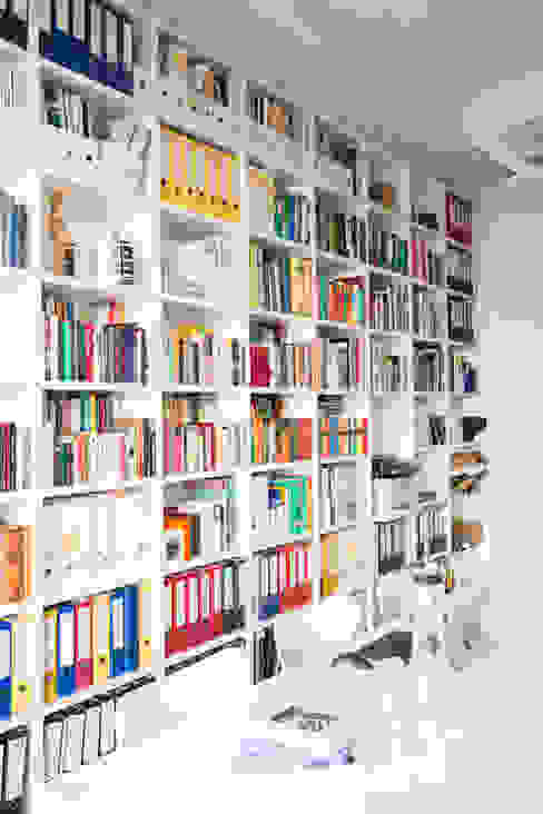 GANTZ - Bücherregal nach Maß in Berliner Altbau, GANTZ - Regale und Einbauschränke nach Maß GANTZ - Regale und Einbauschränke nach Maß Minimalistische studeerkamer Houtcomposiet Wit