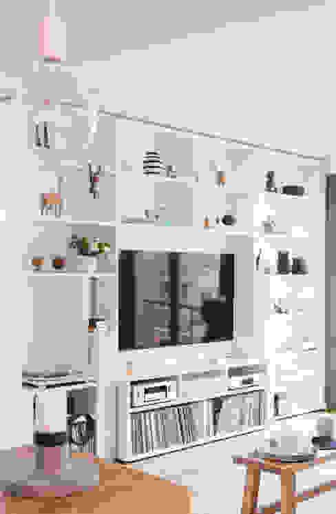 GANTZ - Wohnwand mit integriertem Fernseher und HiFi, GANTZ - Regale und Einbauschränke nach Maß GANTZ - Regale und Einbauschränke nach Maß Living roomTV stands & cabinets Engineered Wood White