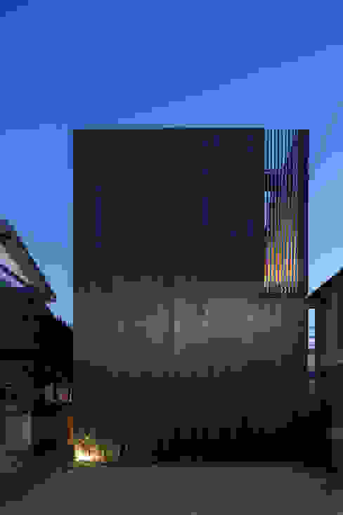 通り土間と焼杉板の味わいある住まい Homify