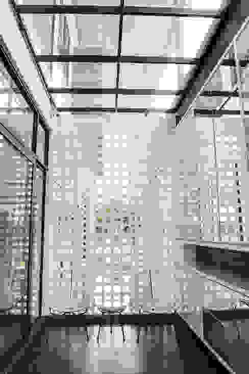 Vintage Modern J Hous Studio Minimalist corridor, hallway & stairs Bricks White