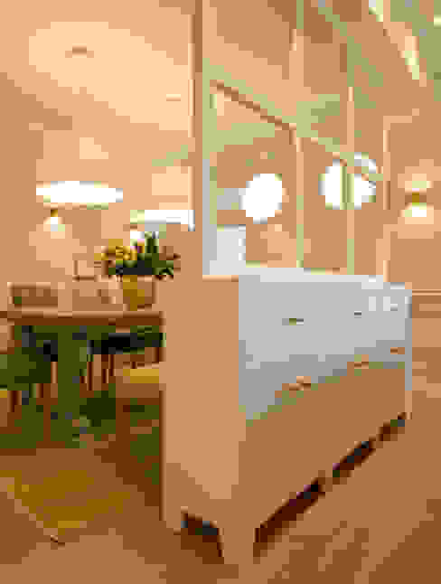Diseño de mueble separador de salón y comedor con cajones y cristal Sube Interiorismo Comedores de estilo clásico Blanco mueble lacado,verde,lámpara de techo,silla de comedor,mesa de comedor,comedor,lámpara de pared,mueble aparador,mobiliario lacado