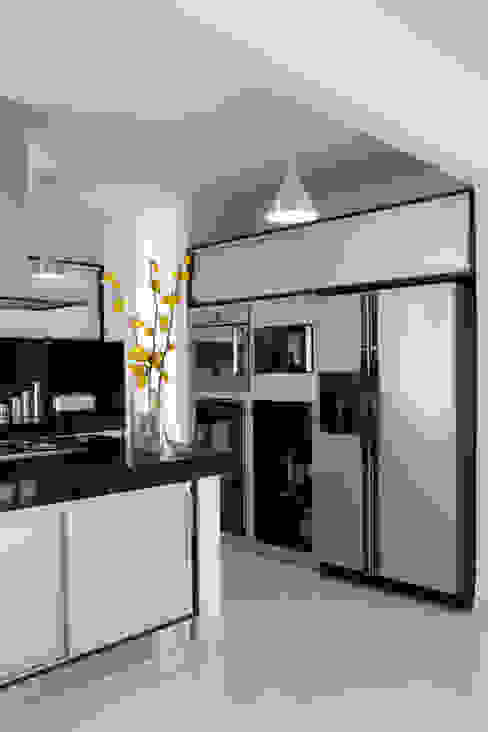 Cozinha para apartamento, Oficina de Móveis Beraldo Oficina de Móveis Beraldo Built-in kitchens Black