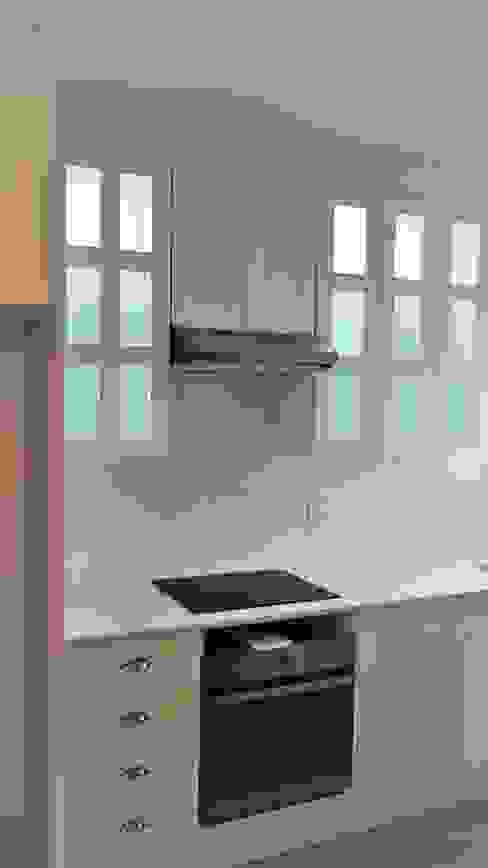 The Minimalist-Style Studio Kitchen by Zingana Kitchens and Cabinetry Minimalist