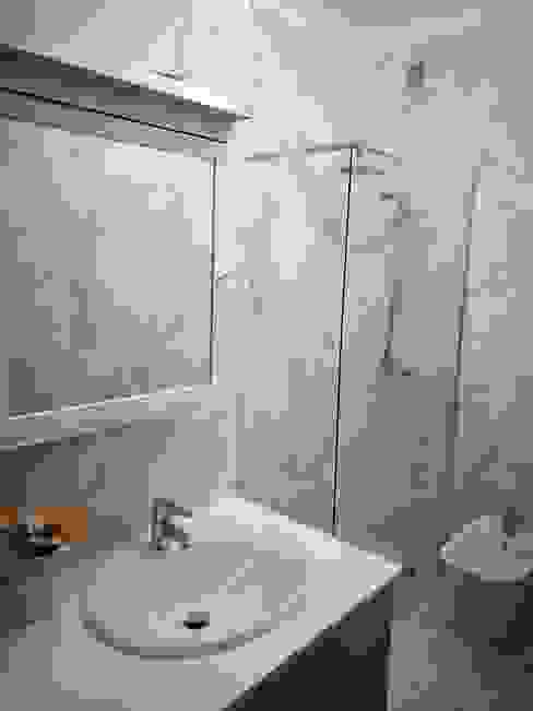 미니멀리스트 욕실 by 7eva design - Arquitectura e Interiores 미니멀 세라믹
