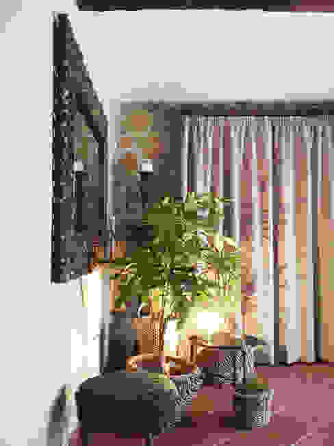 Quinta da Cerca, Qiarq . arquitectura+design Qiarq . arquitectura+design Corredores, halls e escadas rústicos Pedra Bege plantas de interior,vasos de plantas,cortinas,parede de espelho,espelho em talha,vasos,juta,palhinha,iluminação LED