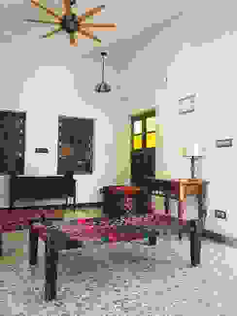 Rima and Devaiah's Residence , Sandarbh Design Studio Sandarbh Design Studio Eclectic style living room