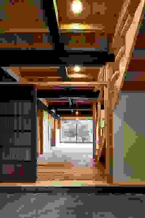 鎌倉の住まい＿古材を使った和モダンデザイン, タイラヤスヒロ建築設計事務所 タイラヤスヒロ建築設計事務所 Asian style corridor, hallway & stairs Solid Wood