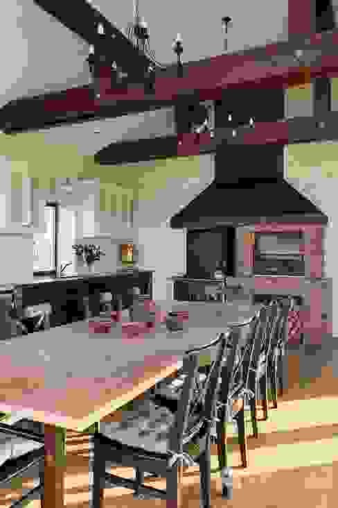 Летняя кухня с печью Архитектурная студия 'АВТОР' Столовая комната в стиле кантри Бежевый