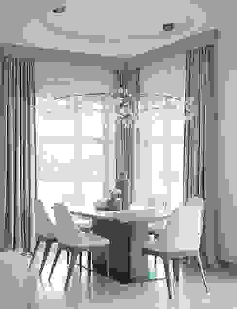 Столовая группа J.Lykasova Столовая комната в стиле модерн Бежевый стол,стул,люстра,шторы,свет,кухня,столовая,обеденная группа,белый стул,естественный свет