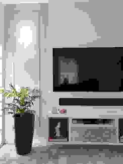 Sala de TV Larissa Minatti Interiores Salas de estar clássicas boiserie,painel,tv,paineltv,arandela,luminária,rosa,painelrosa,nicho,vidro,reflectabronze,basculante