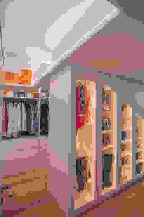 Exklusive Lichtplanung einer Designer Wohnung, Moreno Licht mit Effekt - Lichtplaner Moreno Licht mit Effekt - Lichtplaner Moderne Ankleidezimmer Mode,Gebäude,Textil,Holz,Regale,Regal,Umhauen,Bodenbelag,Haus,Hartholz