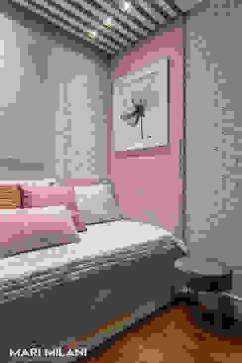 Dormitório feminino por Mari Milani Arquitetura & Interiores