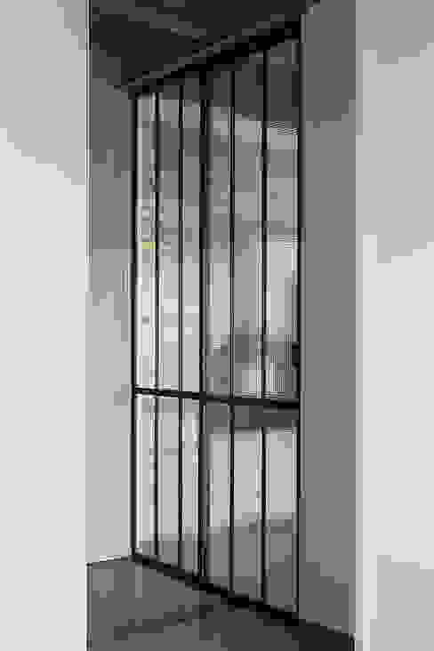 Porta scorrevole in ferro e vetro Manuela Tognoli Architettura Porte di vetro