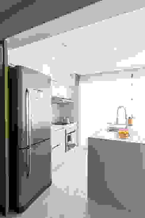 Apartamento Pequeno Moderno e Clean de Jovem Casal, Mirá Arquitetura Mirá Arquitetura Small kitchens MDF White