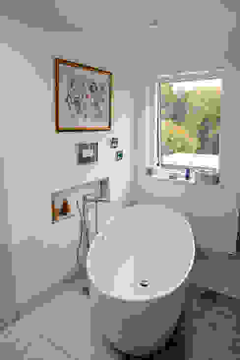 View of bath and recessed shelf in master bathroom dwell design Ванна кімната