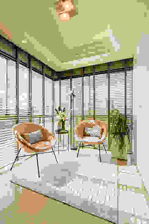 Área de leitura em sacada fechada ZOMA Arquitetura Salas de estar modernas poltrona,rosa,sacada,leitura,varanda,lazer