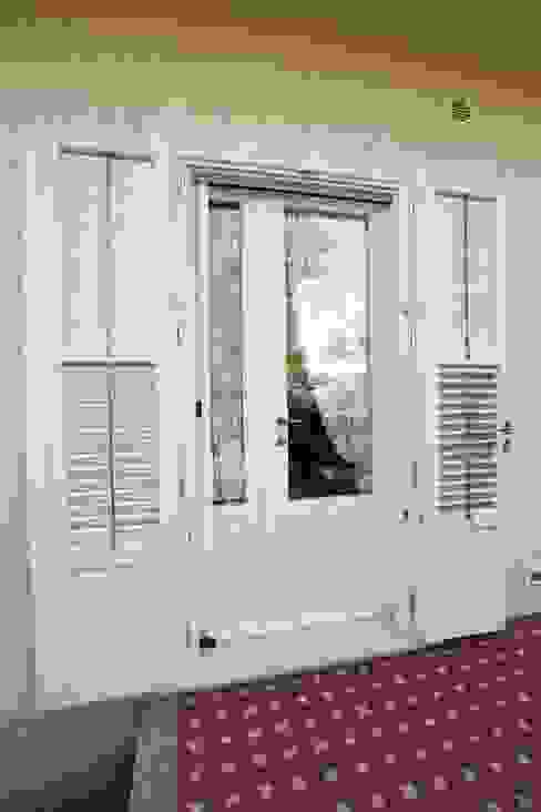Porta finestra con persiana alla Modicana FALEGNAMERIA DI LORENZO Finestre in legno Legno Bianco Infissi in legno
