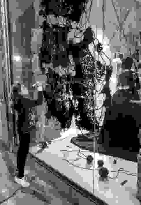 Exposición R.AMA Ana Salomé Branco ArteObjetos artísticos Lana Negro tapiz,montaje,expo,galeriaversobranco,lisboa,performance,diadeinauguración,escaparatesvivos