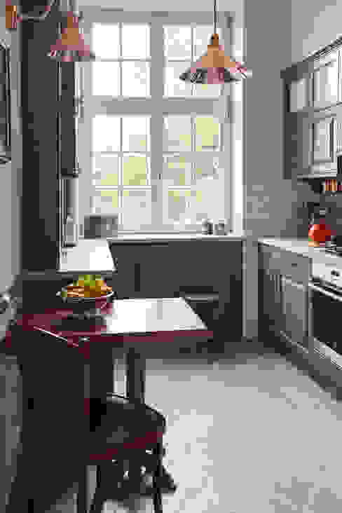 Kuchnia w Starym Gdańsku INNA PROJEKT Kuchnia na wymiar Drewno Niebieski kuchnia niebieska, meble kuchenne, kuchnia na wymiar, kuchnia klasyczna, kuchnia drewniana, płytki metro