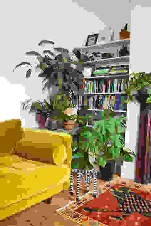 Living Room with plants Cuemars Ruang Keluarga Modern Living Room plants urban jungle