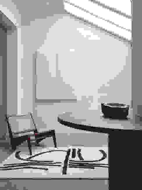 Zithoek met Jeanneret stoel en akoestisch kunstwerk van Mokkō voor geluidsabsorptie Mokko Moderne woonkamers Hout Beige zithoek, akoestiek, jeanneret, loungestoel, kunstwerk, walnoot, keukentafel, mokko