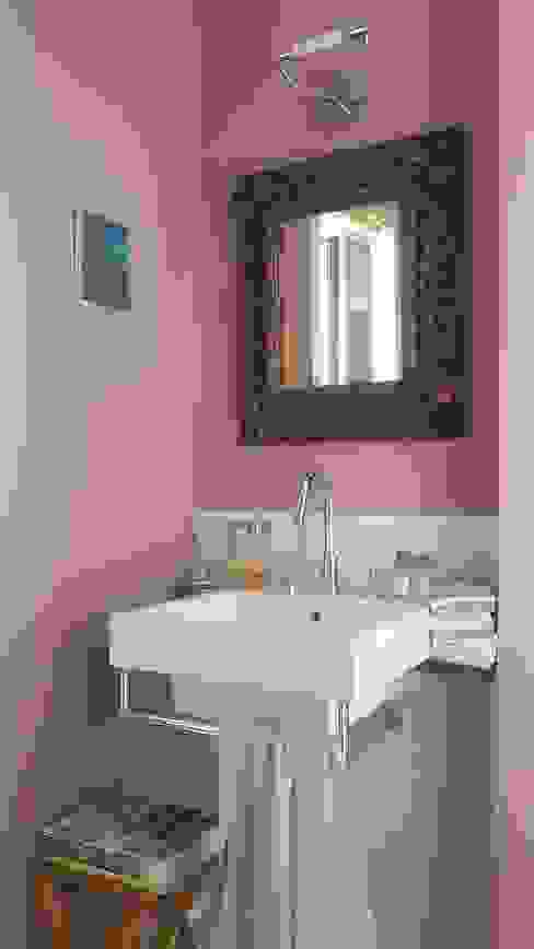 Bagno Clointeriors- Claudio Corsetti Bagno eclettico bagno piccolo/bagno rosa/lavandino/bagno moderno/bagno colorato/applique/specchio antico