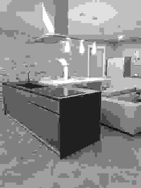 Cucina moderna con piano in dekton keyla e krion, PERCORSOARREDO PERCORSOARREDO Built-in kitchens Engineered Wood Grey