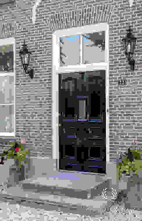 Zwarte voordeur geschilderd met Traditional Paint High-Gloss in de kleur Black van Pure & Original Pure & Original Voordeuren Zwart voordeur, zwart, pure & original, lakverf