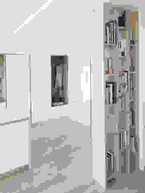 Libreria su misura Spazio 14 10 Ingresso, Corridoio & Scale in stile moderno Legno Bianco bianco, legno, parquet, open space, soggiorno, home office, smart working, controsoffitti, libreria, su misura, falegnameria