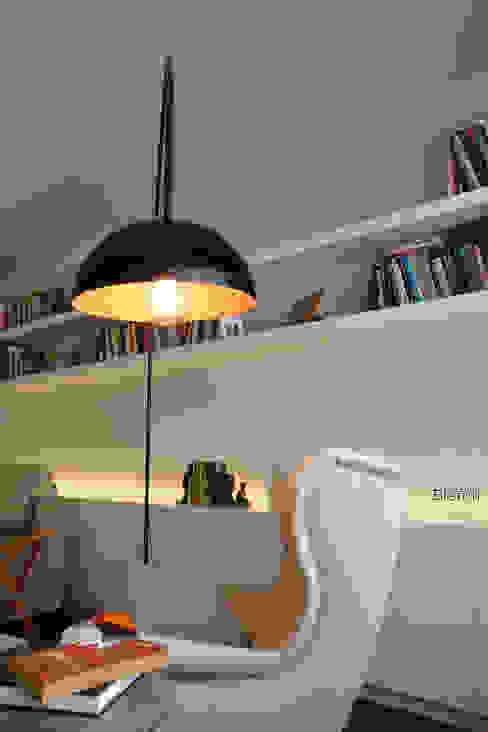 Espaço de Leitura e iluminação longitudinal Desenho Branco Salas de estar ecléticas sala, escritório, leitura