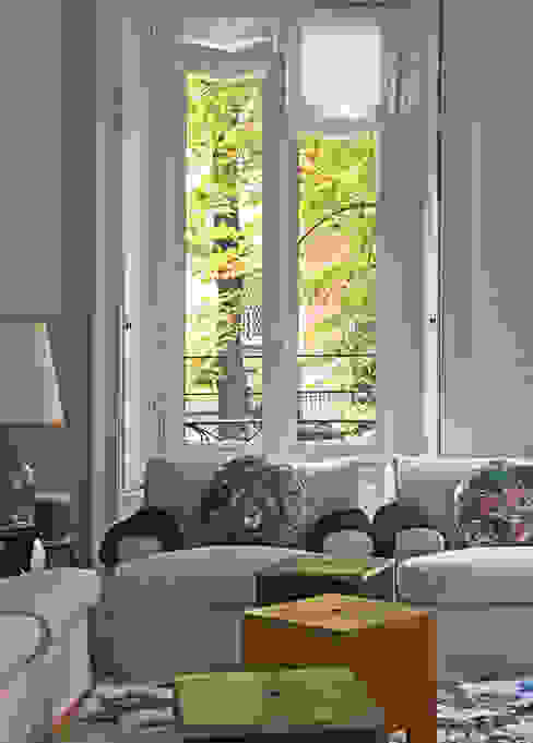 Living room PAZdesign Soggiorno moderno Beige Living room, poltrone, divano, tavolini, classico, moderno, vintage, colori caldi, colori tenui, cuscini, lampada, paralume