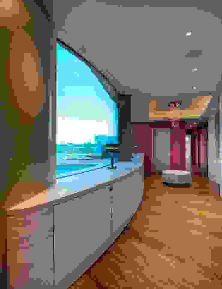 Corredores, halls e escadas modernos por baustudio kastl Moderno
