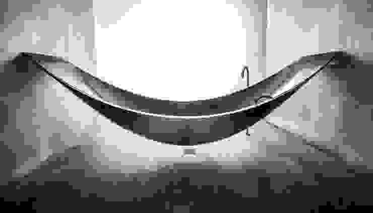 Badewanne Objekte Carbon schwebend: industriell  von Design by Torsten Müller,Industrial   