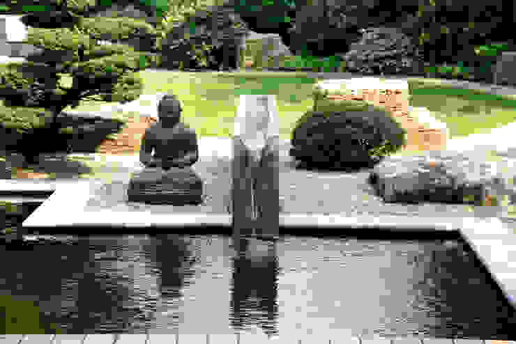 Kompletter Garten in München, Kirchner Garten & Teich GmbH Kirchner Garten & Teich GmbH Asiatischer Garten Wasser,Pflanze,Grün,Natur,Botanik,Statue,Skulptur,Vegetation,Gras,Gewässer