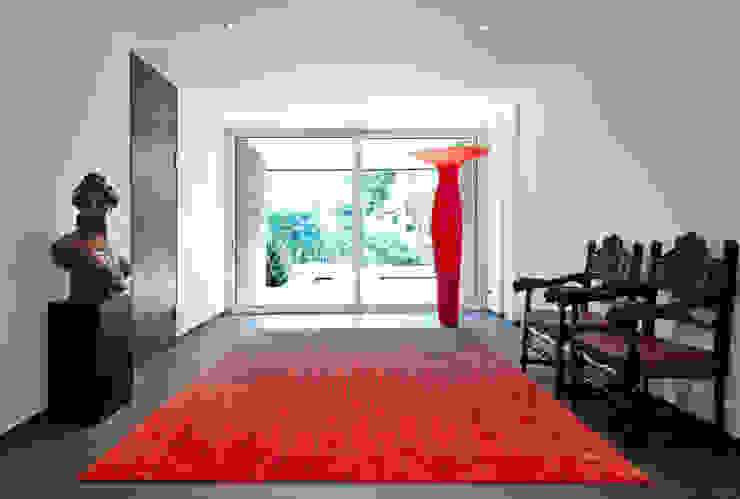 Modern corridor, hallway & stairs by schulz.rooms Modern