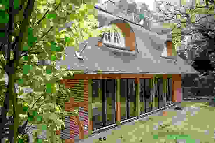 Die Gartenseite des Hauses Architektur- und Innenarchitekturbüro Bernd Lietzke Moderne Häuser Anlage,Gebäude,Fenster,Tür,Baum,Haus,Holz,Die Architektur,Hütte,Abstellgleis