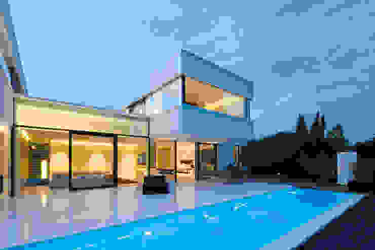 Moderne Villa im Bauhausstil, HI-MACS® HI-MACS® Moderne Pools