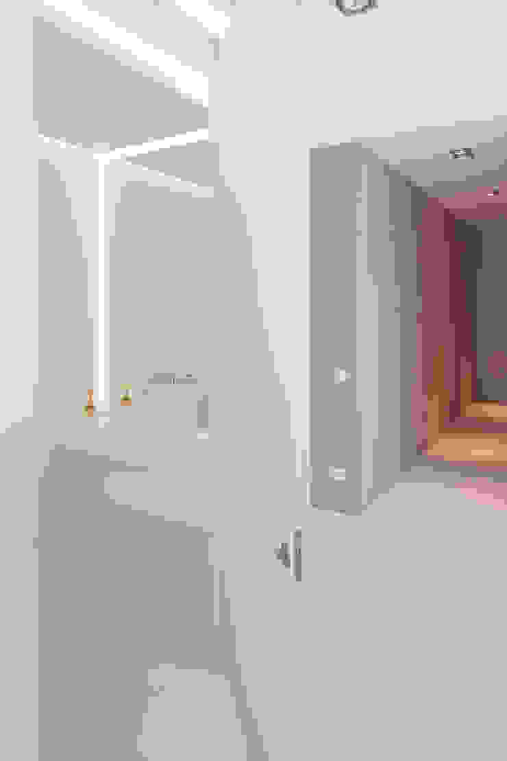 Casas de banho modernas por HI-MACS® Moderno