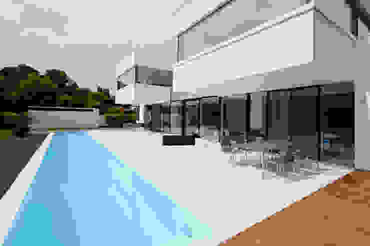 Varandas, marquises e terraços modernos por HI-MACS® Moderno