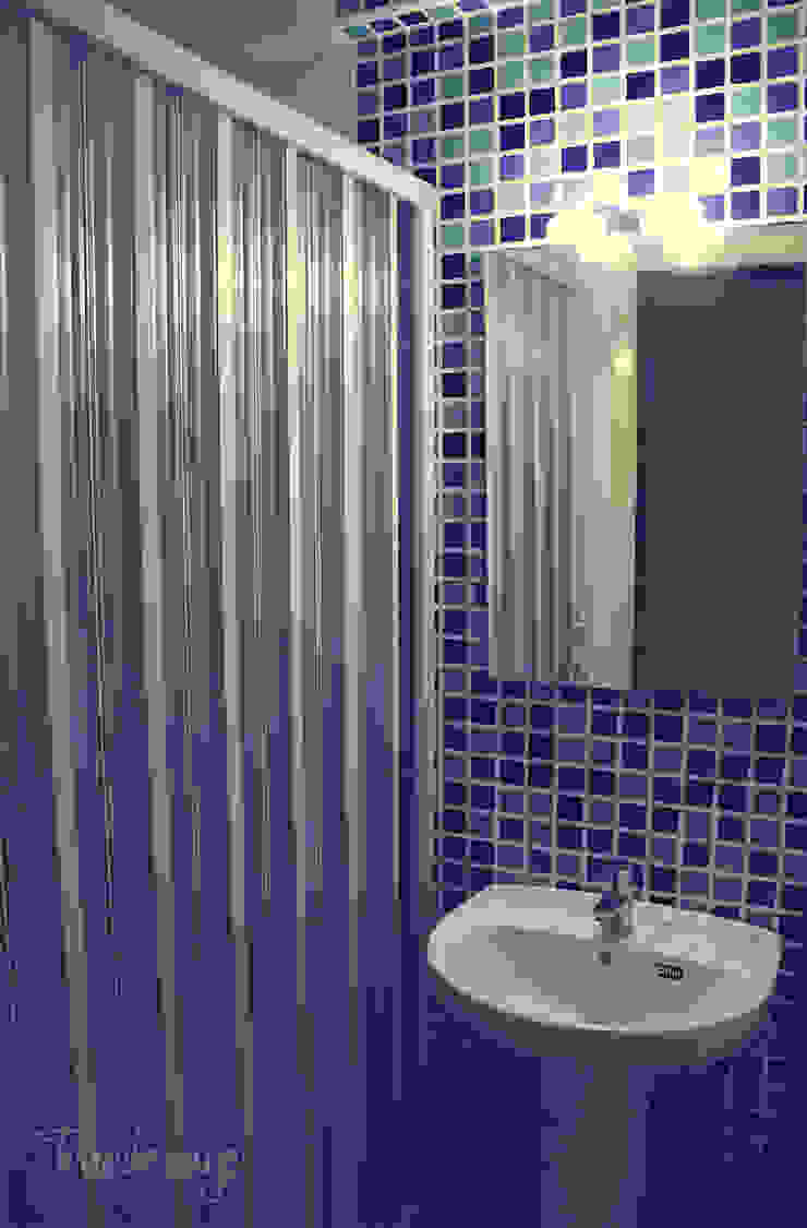 El baño de Elena, Diseñadora de Interiores, Decoradora y Home Stager Diseñadora de Interiores, Decoradora y Home Stager Baños de estilo moderno Espejo,Arreglo de tubería,Hundir,Propiedad,Grifo,Púrpura,Lavabo del baño,Luz,Azul,Cuarto de baño