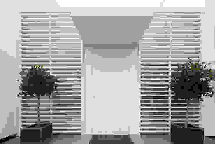 Janelas e portas modernas por HI-MACS® Moderno