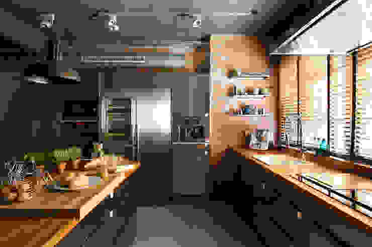 Bajo comercial convertido en loft (Terrassa), Egue y Seta Egue y Seta ラスティックデザインの キッチン