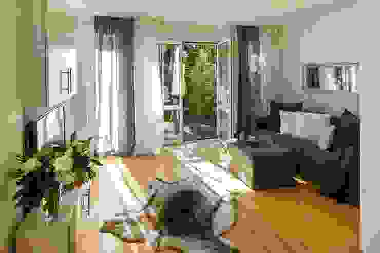 Wohnzimmer - nachher Münchner home staging AGENTUR GESCHKA Klassische Wohnzimmer Pflanze,Eigentum,Couch,Möbel,Holz,Tabelle,Gebäude,Innenarchitektur,Zimmerpflanze,Vorhang