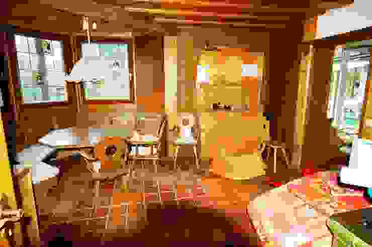 ländliche Stube mit Kachelofen - vorher homify Wohnzimmer im Landhausstil