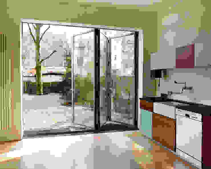 Küche im Altbau and8 Architekten Aisslinger + Bracht Schiebetür